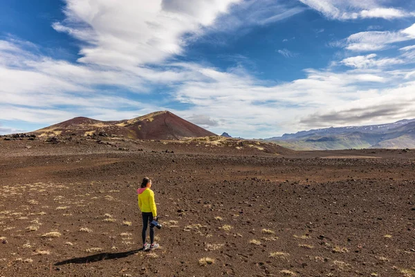 Senderismo en Islandia - Viajes de aventura. Videógrafa turista chica en wanderlust caminar filmando vídeo con cámara. Héroe paisaje disparo de la naturaleza del desierto — Foto de Stock