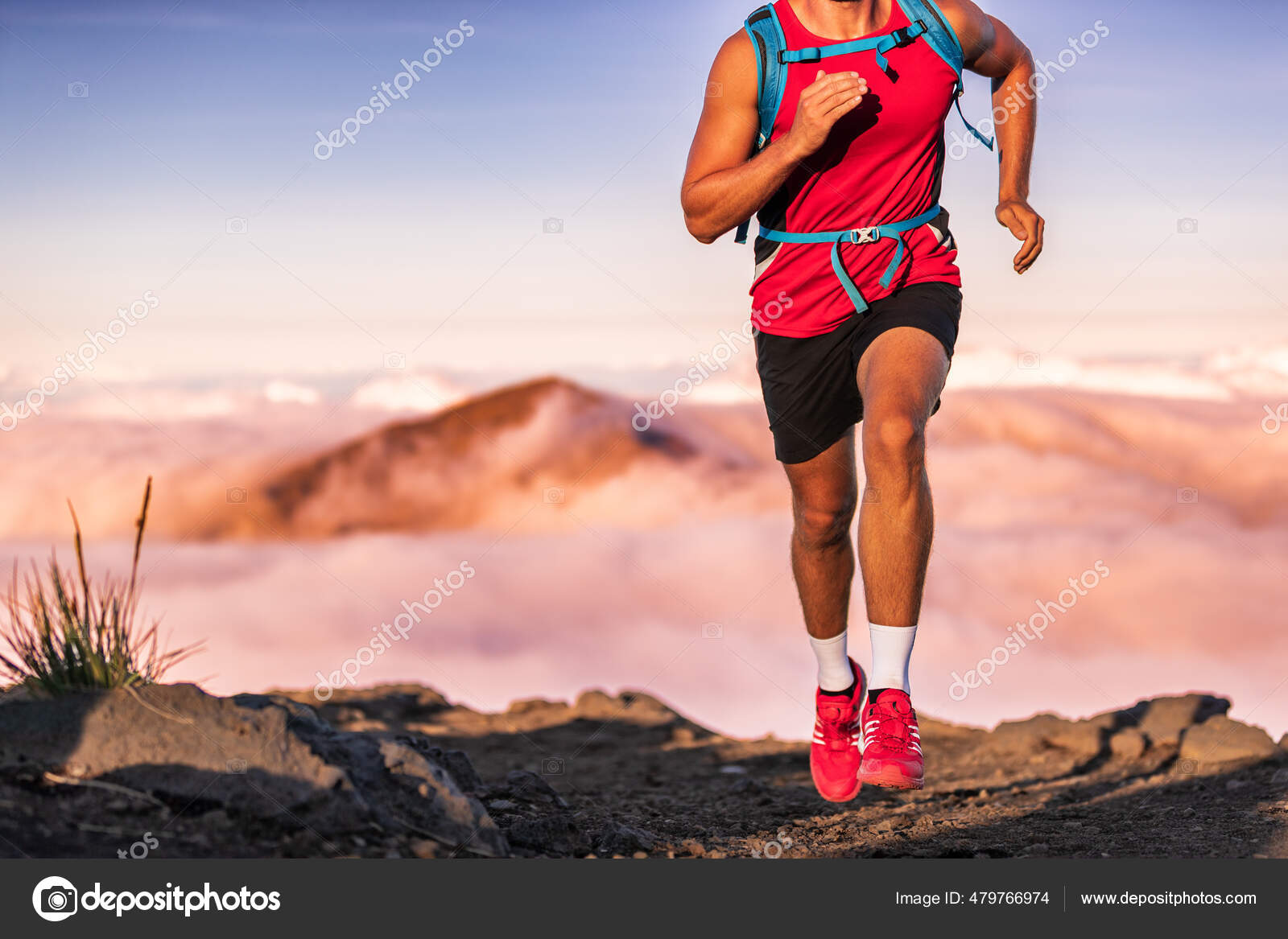 Trilha atleta homem correndo na paisagem montanhas. Treinamento de atleta  corredor fotos, imagens de © Maridav #479766974