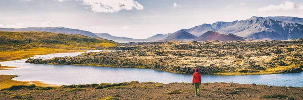 Senderismo naturaleza paisaje increíble viaje vagabundeo mujer excursionista de vacaciones en Islandia. Panorámica bandera héroe vista de icelandic lago —  Fotos de Stock