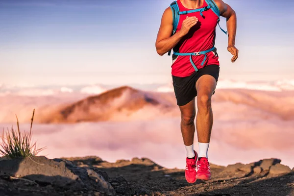 Hombre atleta sendero corriendo en el paisaje de las montañas. Corredor atleta entrenamiento —  Fotos de Stock