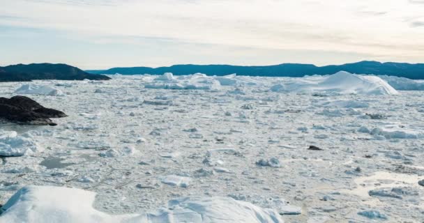 Aerial drone video góry lodowej i lodu z lodowca w krajobrazie przyrody Grenlandia — Wideo stockowe