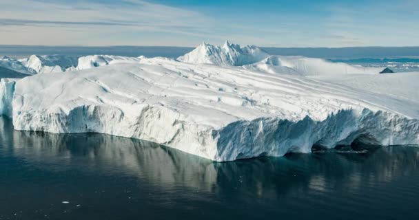 Isberg antenn drönare video- gigantiska isberg på Grönland - klimatförändringar — Stockvideo