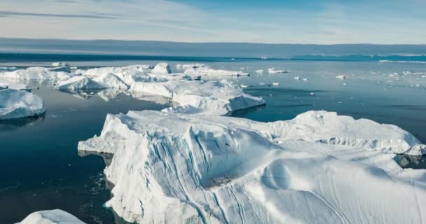 Vídeo sobre drones aéreos de iceberg - icebergs gigantes en Groenlandia - Cambio climático — Vídeo de stock