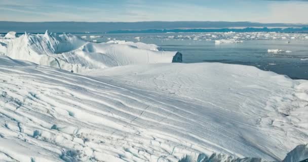 Cambio climático y calentamiento global: icebergs del derretimiento de glaciares en Groenlandia — Vídeo de stock