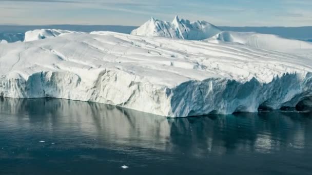 Riscaldamento globale e cambiamento climatico - Iceberg dallo scioglimento del ghiacciaio in Groenlandia — Video Stock