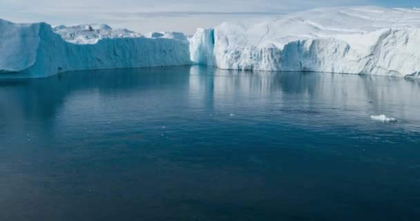 Globalne ocieplenie i zmiany klimatu - góry lodowe z topniejącego lodowca na Grenlandii — Wideo stockowe