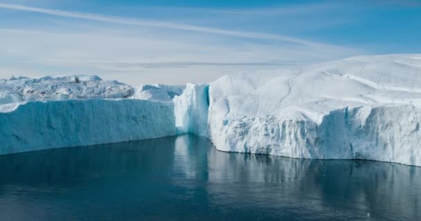 Jéghegy légi felvételei - óriás jéghegyek Disko Bay-ben Grönlandon — Stock videók