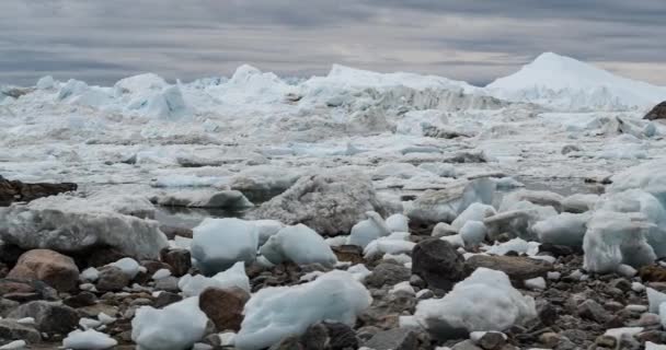 IJsberg en ijs van gletsjer in dramatisch Arctisch natuurlandschap op Groenland — Stockvideo