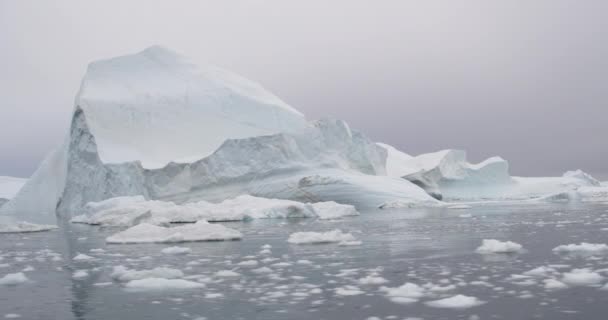 Cambio climático - Iceberg y hielo del glaciar en la naturaleza ártica en Groenlandia — Vídeo de stock
