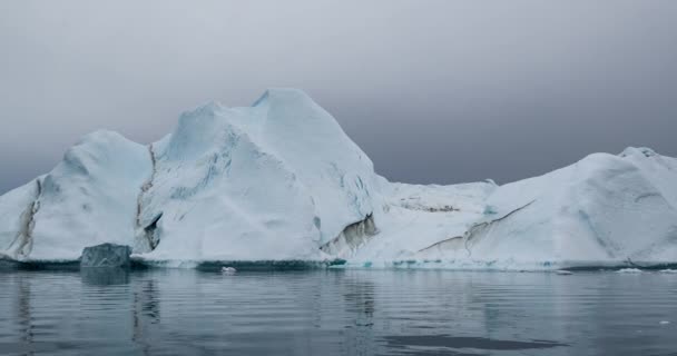 Η υπερθέρμανση του πλανήτη και την αλλαγή του κλίματος - Παγόβουνα από τήξη παγετώνα σε icefjord — Αρχείο Βίντεο