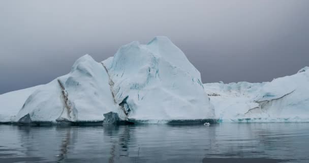 Iceberg del glaciar en el paisaje de la naturaleza ártica en Groenlandia - video aéreo — Vídeo de stock