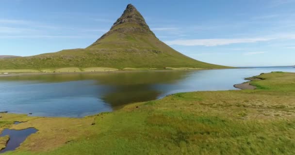 Letecké drone video Islandu příroda Kirkjufell horské krajiny Západní Island — Stock video