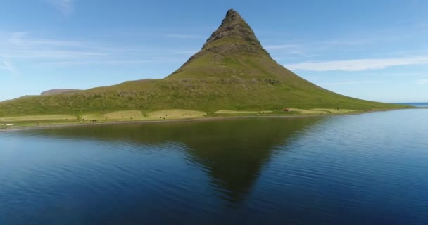 Izlandi természet drón videó Kirkjufell hegyvidéki táj Nyugat-Izlandon — Stock videók