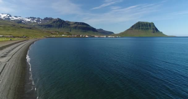 Luchtfoto drone video van IJsland natuur Kirkjufell berglandschap en stad — Stockvideo