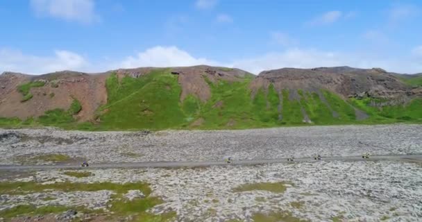 Люди їздять по ісландських каналах. — стокове відео