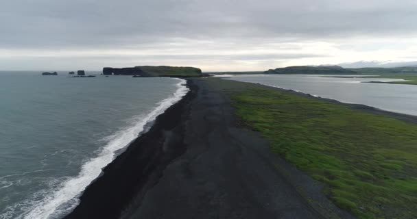 Izland légi drón videó híres fekete homokos strand Reynisfjara — Stock videók