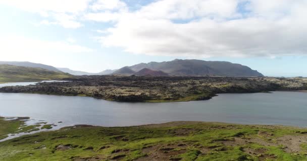 IJsland drone antenne video van uitzicht op het meer natuur landschap en bergen — Stockvideo