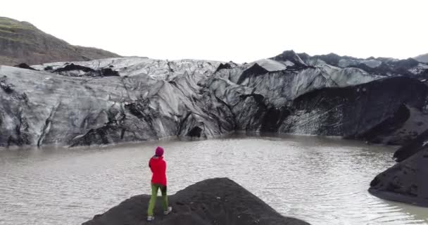 Cambiamento climatico e riscaldamento globale - persona che cammina sul ghiacciaio in Islanda — Video Stock