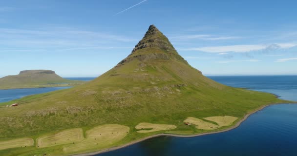 Letecké drone video Islandu příroda Kirkjufell horské krajiny Západní Island — Stock video