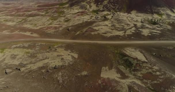 İzlanda insansız hava aracı doğa manzarası ve dağların videosu — Stok video