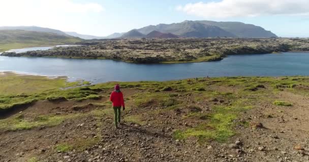 IJsland drone antenne video van persoon wandelen met uitzicht op het meer natuur landschap — Stockvideo