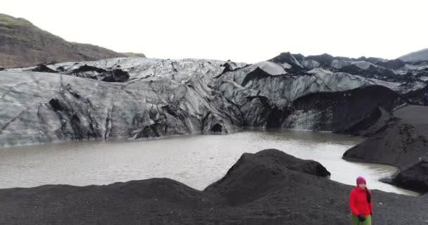 Aventura en el glaciar en Islandia - excursionista en el paisaje por el glaciar Solheimajokull — Vídeos de Stock