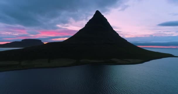 İzlanda doğası Kirkjufell dağ manzarasının 4K insansız hava aracı görüntüsü. — Stok video