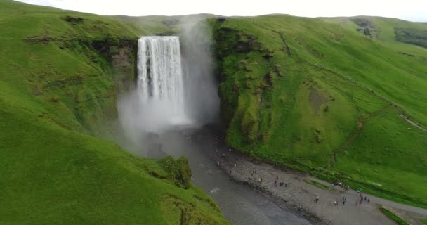 Islândia Drone aéreo vídeo de cachoeira Skogafoss na natureza islandesa — Vídeo de Stock