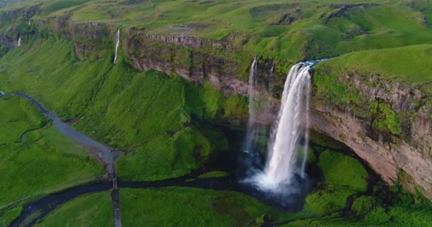 Islandia Aerial drone 4K video z wodospadem Seljalandsfoss w islandzkiej naturze — Wideo stockowe