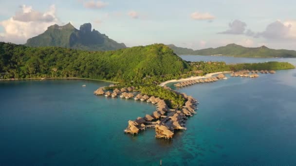 Video aereo di bungalow sull'isola paradisiaca delle vacanze tropicali Bora Bora — Video Stock