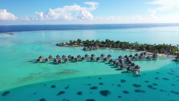 Viaje paraíso de vacaciones video aéreo con bungalows sobre el agua en el arrecife de coral mar — Vídeo de stock