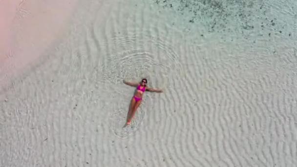 Strand vakantie paradijs zongebruinde vrouw ontspannen liggend zon zonnebaden drone video — Stockvideo