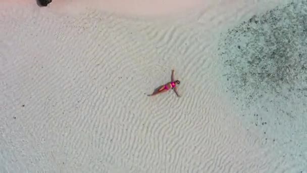 Plaża wakacje raj opalenizna kobieta relaks leżąc słońce opalanie drone wideo — Wideo stockowe