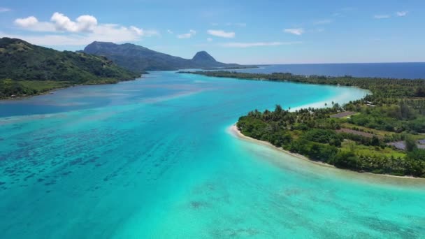 Vista aérea da Polinésia Francesa Ilha do Taiti Laguna de recifes de coral Huahine e Motu — Vídeo de Stock