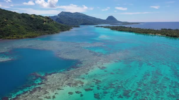 Drone uitzicht op Frans Polynesië Tahiti eiland Huahine en Motu koraalrif lagune — Stockvideo