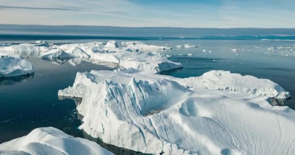 Jéghegy légi felvételek - óriás jéghegyek Disko Bay-ben Grönlandon — Stock videók