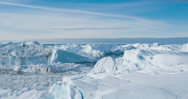 グリーンランドの自然景観の氷河からの氷山と氷のドローンビデオ — ストック動画