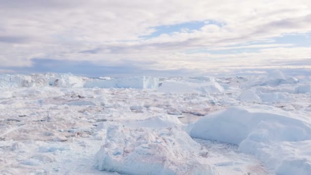 Iceberg dal ghiacciaio nel paesaggio naturale artico della Groenlandia - video aereo — Video Stock