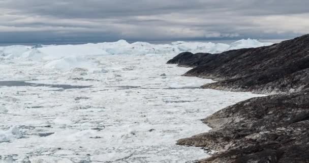 Góra lodowa i lód z lodowca w dramatycznym arktycznym krajobrazie przyrody na Grenlandii — Wideo stockowe