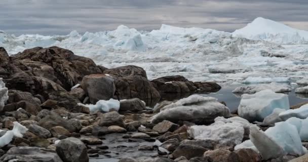 Isberg och is från glaciär i dramatiskt arktiskt naturlandskap på Grönland — Stockvideo