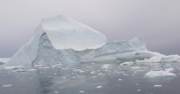 Klimaatverandering - IJsberg en ijs van de gletsjer in het poolgebied op Groenland — Stockvideo