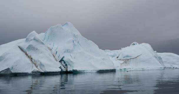 Calentamiento Global y Cambio Climático - Icebergs del derretimiento del glaciar en el icefjord — Vídeos de Stock