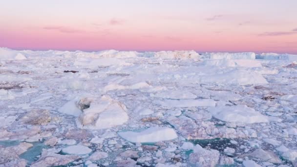 Jég és jéghegyek a gleccserből - csodálatos sarkvidéki természet táj légi felvétel — Stock videók