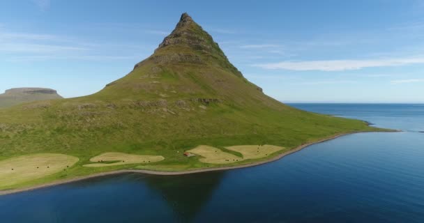 Island příroda drone video horské krajiny Kirkjufell na západním Islandu — Stock video