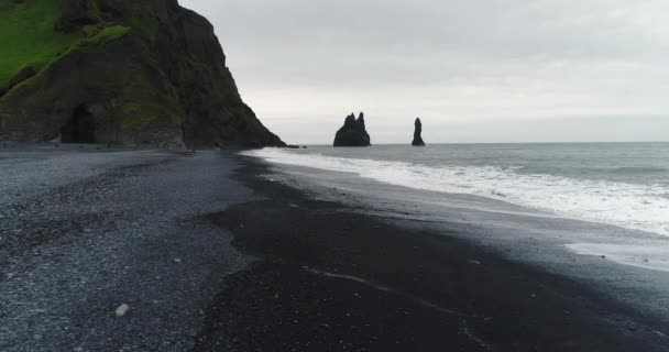 आइसलँडचा एअरल ड्रोन व्हिडिओ लोकांसह प्रसिद्ध काळा वाळू बीच रेनिस्फारा — स्टॉक व्हिडिओ