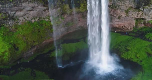 Imagens aéreas drone de cachoeira Seljalandsfoss na Islândia em natureza islandesa — Vídeo de Stock