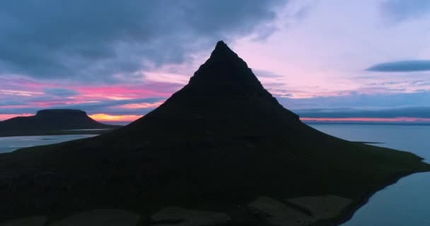 Drone antenne 4K video van IJsland natuur Kirkjufell berglandschap bij zonsondergang — Stockvideo