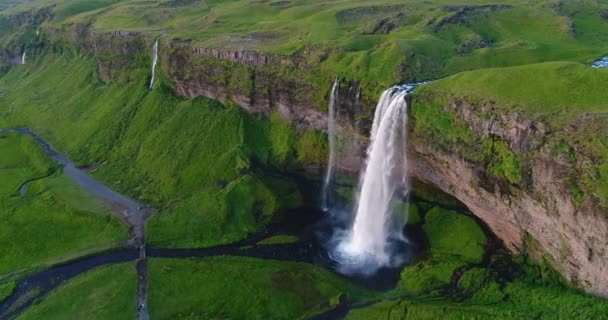 Island Letecký dron 4K video vodopádu Seljalandsfoss v islandské přírodě — Stock video