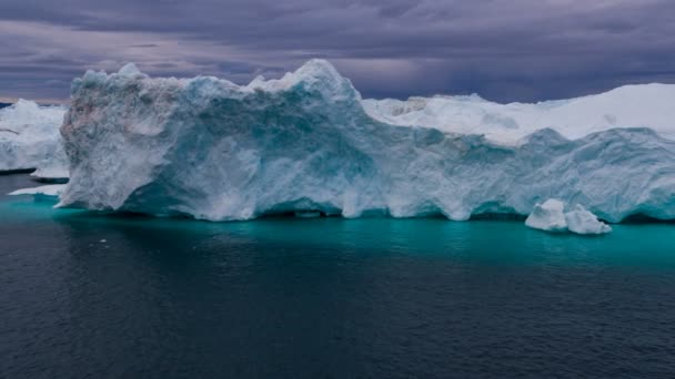 グリーンランドの自然景観の氷河からの氷山と氷のドローンビデオ — ストック動画
