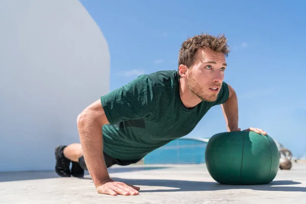 Entrenamiento de fuerza de atleta push-up en balón de medicina — Foto de Stock